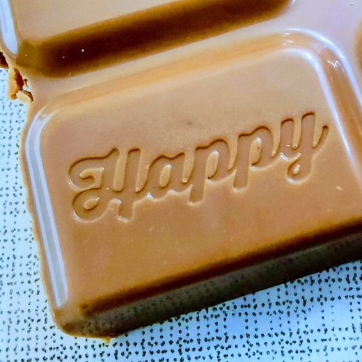 Schokolade mit Schriftzug "Happy"